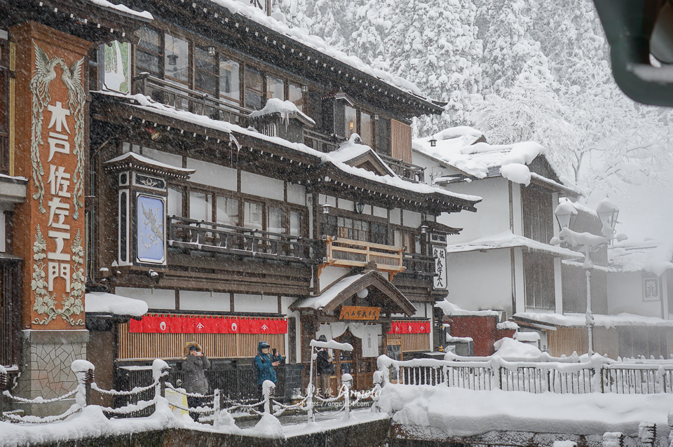 銀山溫泉江戶時代建築冬天下雪美景