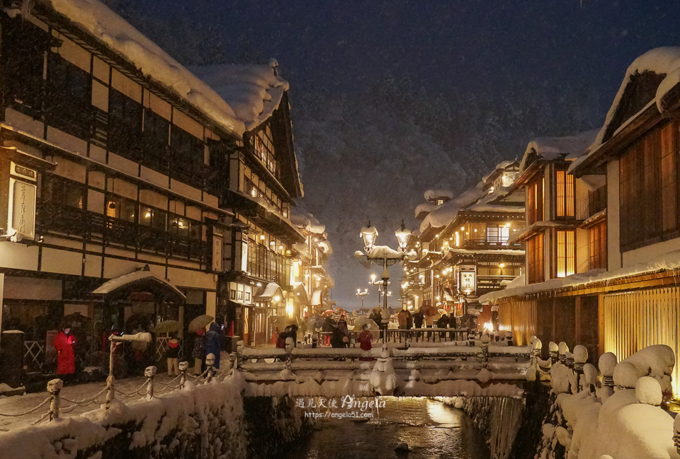 銀山溫泉街夜景冬天下雪美景